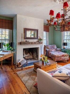 Smart TV, lareira, livros, aparelho de som