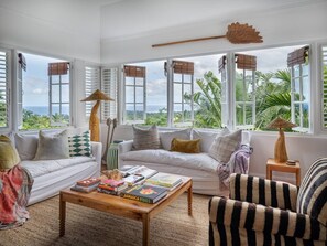 TV connectée, livres, chaîne hi-fi, espaces bureaux