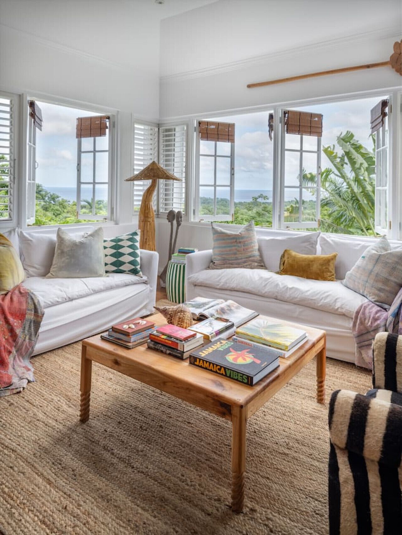 Smart TV, libros, estéreo y oficina 