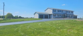 Charming 2-bedroom apartment in awesome Rosendale with WiFi, AC.