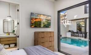 6 quartos, escrivaninha, ferros/tábuas de passar roupa, berço de viagem