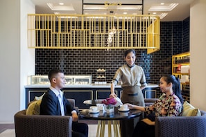 Lobby sitting area - AIHO Hotel Medan  (Medan)