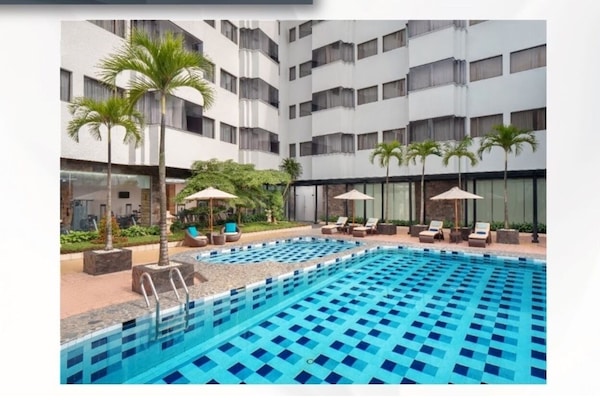 Una piscina al aire libre