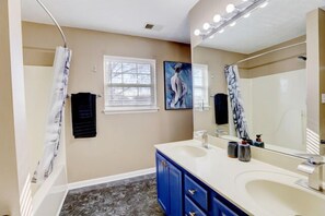 Secadora de cabello, toallas, jabón, papel de baño 