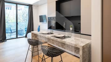 Kühlschrank, Ofen, Herdplatte, Kochgeschirr/Geschirr/Besteck