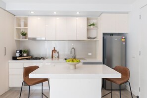 Fridge, microwave, oven, stovetop - Princes Park Getaway (Caulfield South)