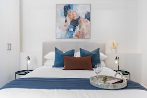 2 bedrooms, desk, iron/ironing board, travel cot - Princes Park Getaway (Caulfield South)
