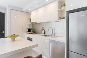 Réfrigérateur, micro-ondes, four, plaque de cuisson