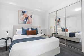 2 chambres, bureau, fer et planche à repasser, lit parapluie