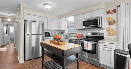 4 bedroom, King Bed, 4 min to Fairgrounds, TVs in all Rooms