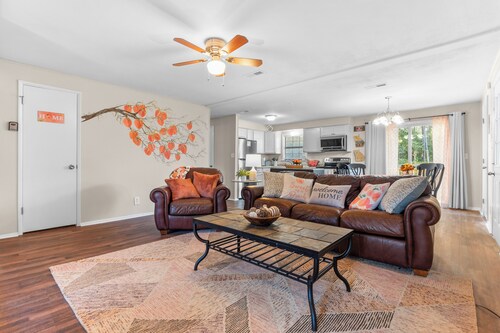 4 bedroom, King Bed, 4 min to Fairgrounds, TVs in all Rooms