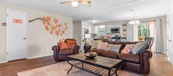 4 bedroom, King Bed, 4 min to Fairgrounds, TVs in all Rooms