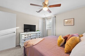 4 bedrooms, iron/ironing board, WiFi, bed sheets - 4 bedroom, King Bed, 4 min to Fairgrounds, TVs in all Rooms (Perry)