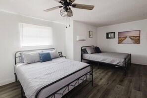 3 bedrooms, desk, WiFi - ruths house odessa tx (Odessa)