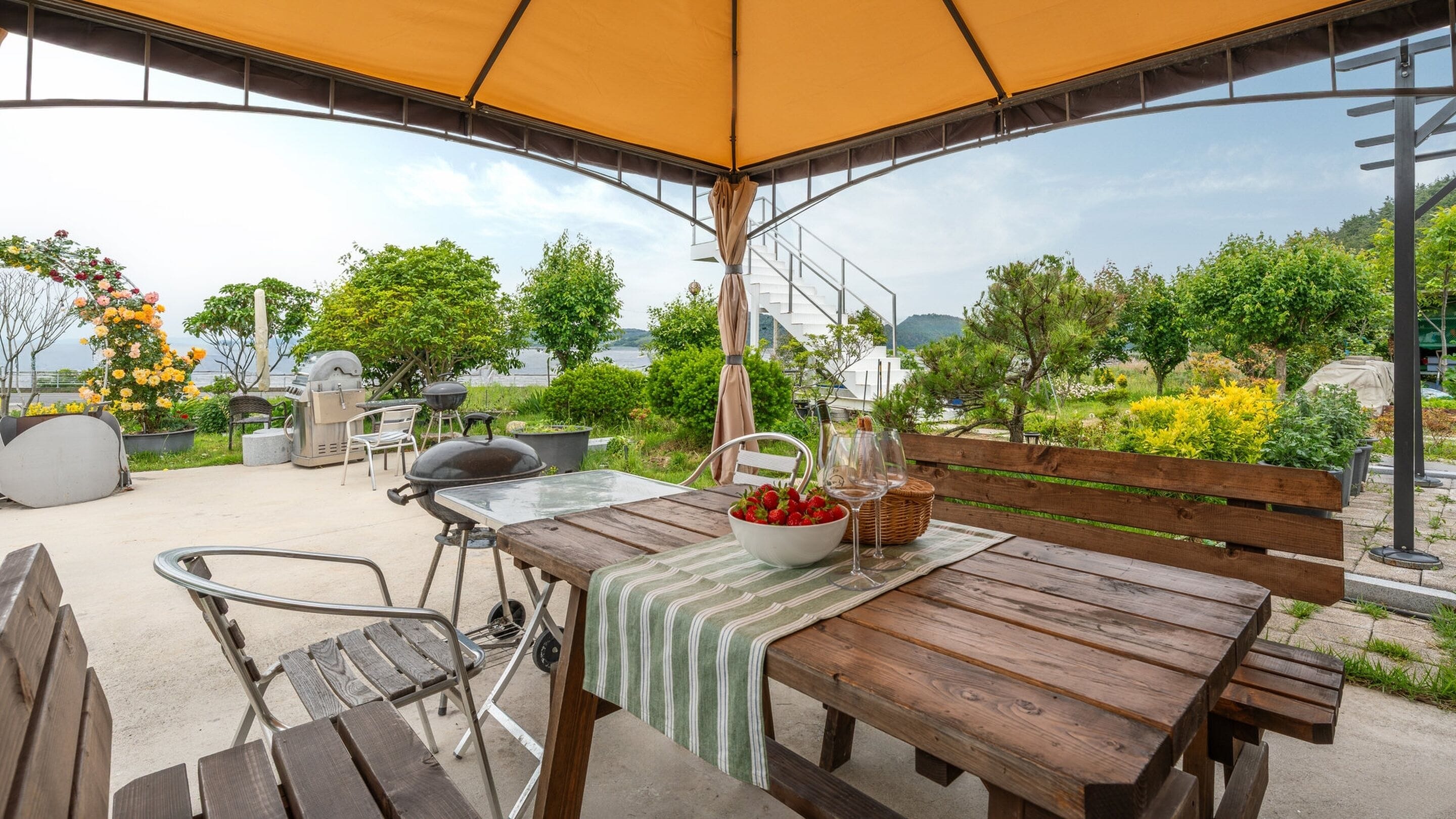 Basic Room, 2 Bedrooms (101 (Private BBQ/Pets Not Allowed)) | 2 bedrooms, free WiFi