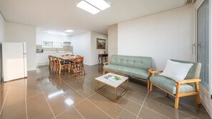 Chambre de base, 2 chambres (102 (Private BBQ / Pets Allowed)) | 2 chambres, accès au Wi-Fi (inclus)