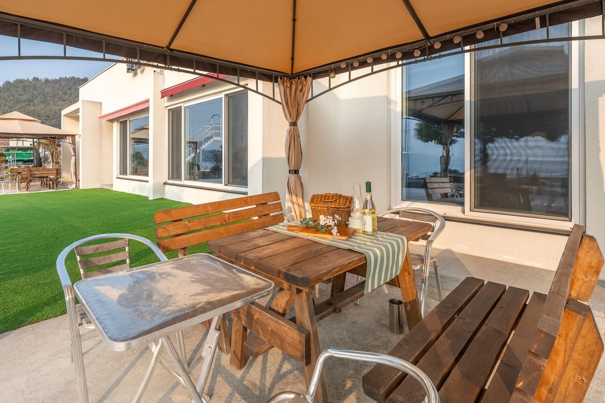 Basic Room, 2 Bedrooms (102 (Private BBQ / Pets Allowed)) | 2 bedrooms, free WiFi