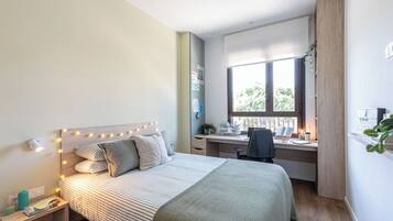 Apartment | Minibar, desk, laptop workspace, bed sheets