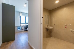 Badkamer | Een douche, handdoeken, zeep, shampoo