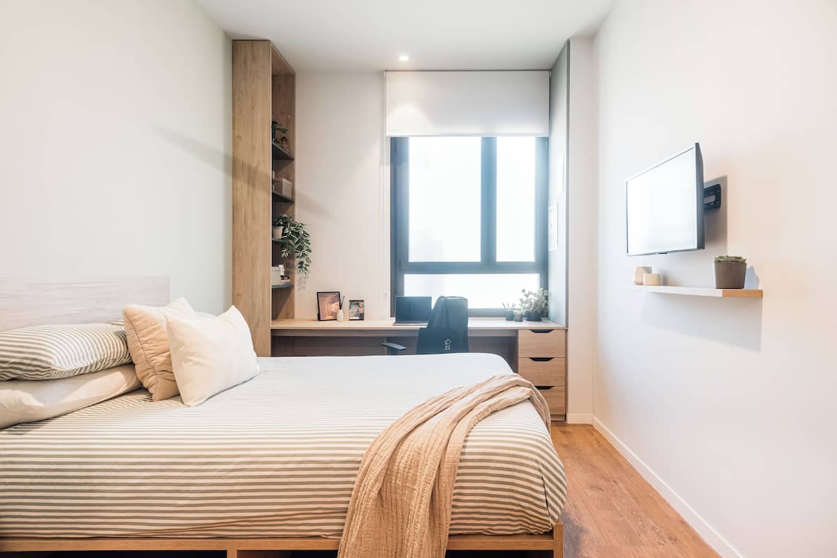 Minibar, escritorio, espacio para trabajar con laptop y ropa de cama