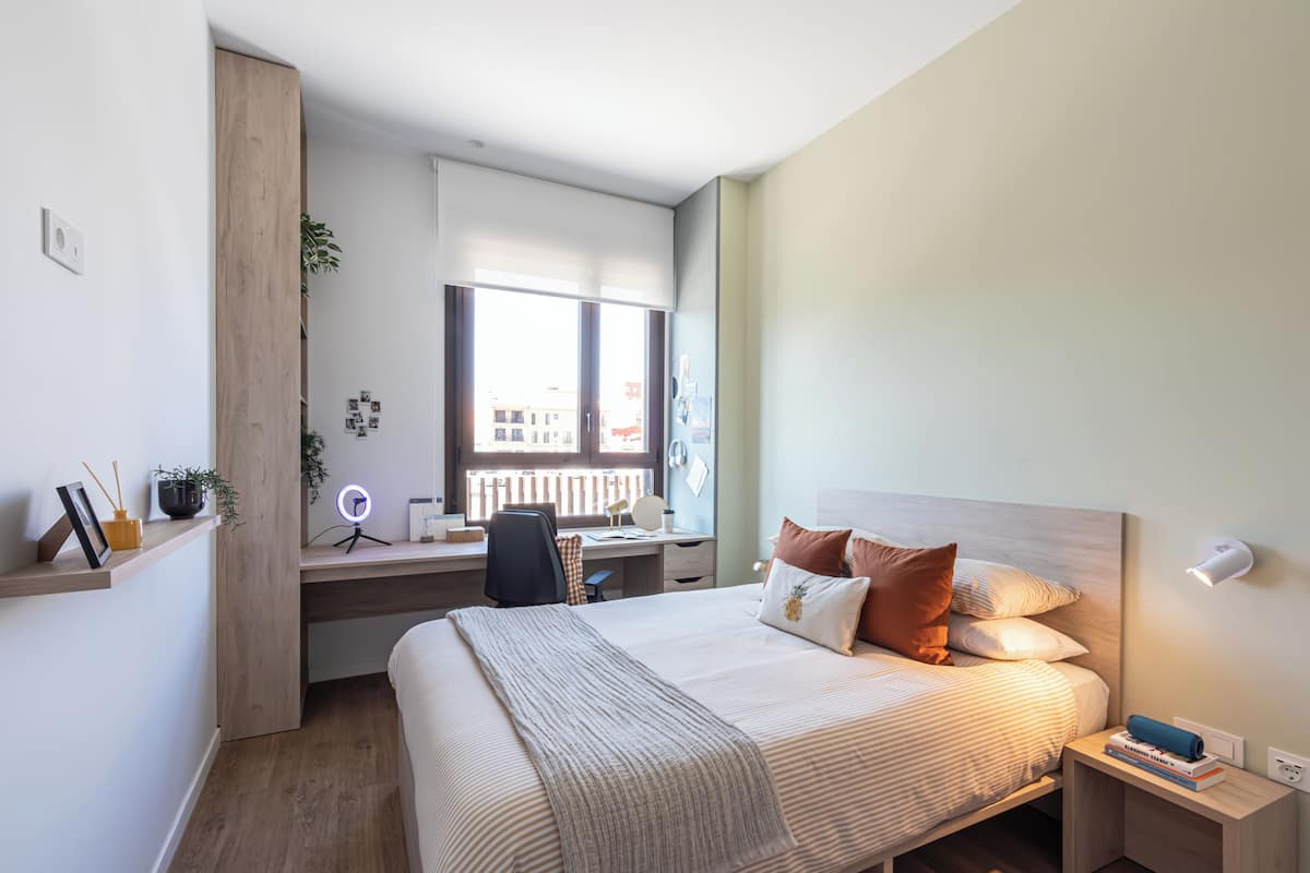Minibar, escritorio, espacio para trabajar con laptop y ropa de cama 