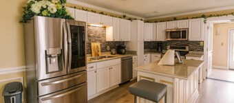 Historic Savannah Charm Meets Modern Luxury - Your Perfect Retreat in the Heart of Georgia