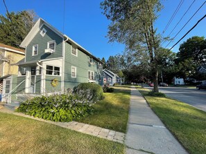 Exterior - Charming 2-bedroom house just steps to racetrack (Saratoga Springs)