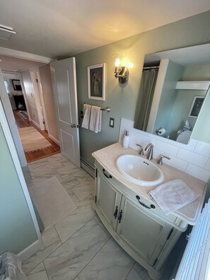 Hair dryer, towels, soap, shampoo - Charming 2-bedroom house just steps to racetrack (Saratoga Springs)