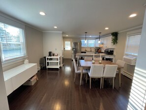 Dining - Charming 2-bedroom house just steps to racetrack (Saratoga Springs)