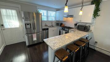 Kylskåp, mikrovågsugn, ugn och spishäll