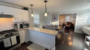 Kylskåp, mikrovågsugn, ugn och spishäll