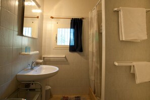 Douche, sĂšche-cheveux, bidet, serviettes fournies