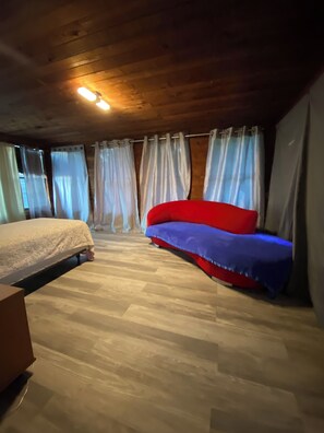 3 chambres, fer et planche à repasser, Wi-Fi, draps fournis