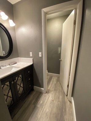 Douche, sèche-cheveux, serviettes fournies, papier toilette