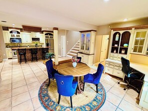 Dining - Charming 2-bedroom apartment with kitchen,fitness room, pool in brilliant Emmaus (Emmaus)