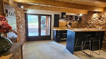 Micro-ondes, four, lave-vaisselle, cafetiĂšre/bouilloire