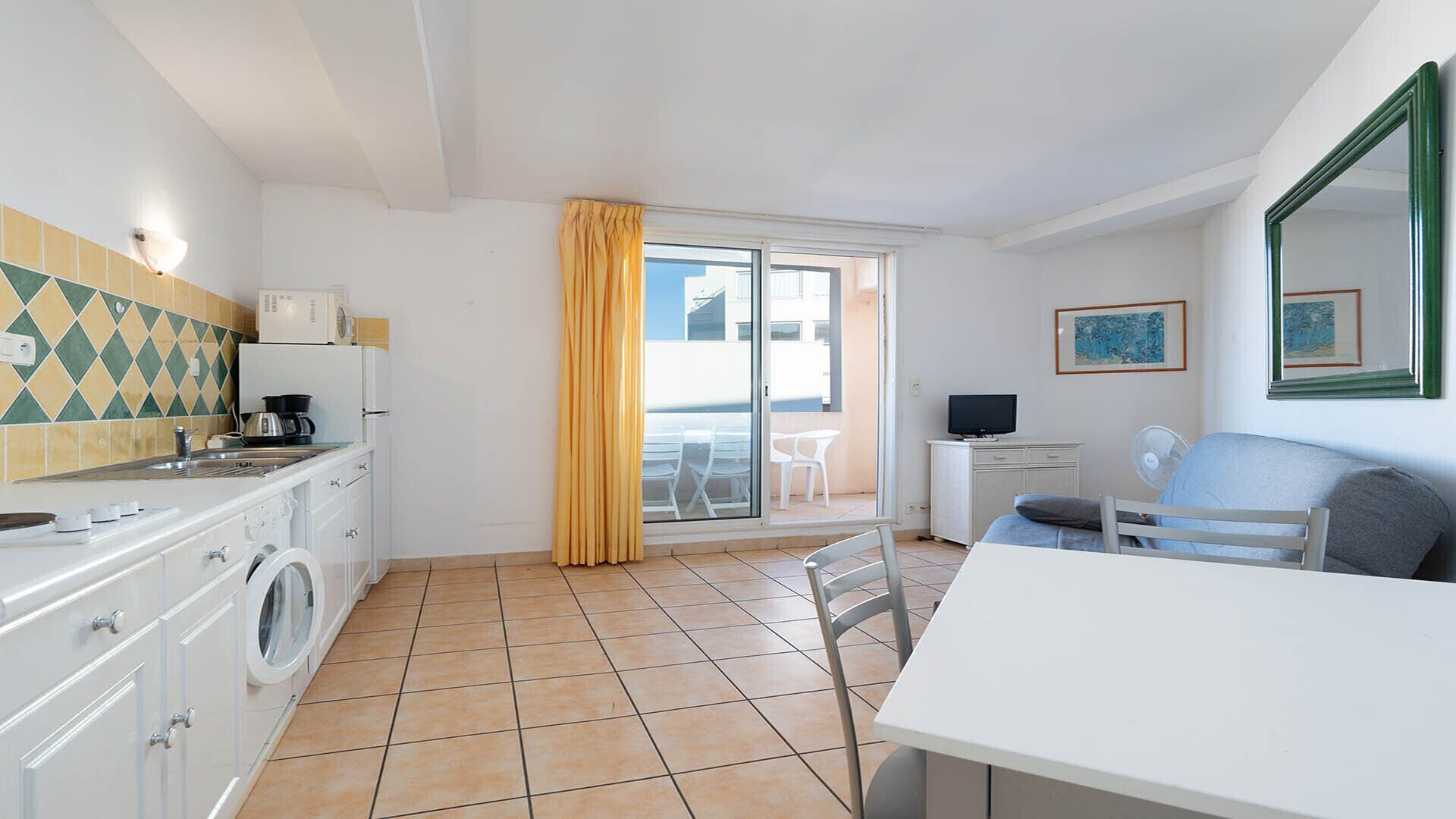 Frigorifero, microonde, macchina per tè/caffè, bollitore elettrico