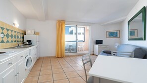 Réfrigérateur, four à micro-ondes, cafetière-théière