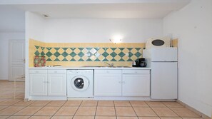 Réfrigérateur, four à micro-ondes, cafetière-théière