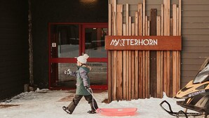 Un edificio con techo rojo y un letrero que dice 'MATERHORN'.