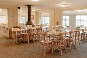 Breakfast and dinner served - Matterhorn Lodge (Perisher Valley)
