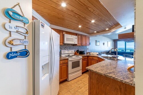 New Listing-Red Baron Hide Away-Beach Chair Included-B Building!