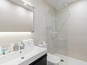 Douche, sèche-cheveux, serviettes fournies