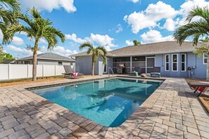 A heated pool - Heated Pool, Family Friendly, Outdoor Lounge - Shore Beats Working - Roelens (Cape Coral)
