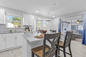 Dining - Heated Pool, Family Friendly, Outdoor Lounge - Shore Beats Working - Roelens (Cape Coral)