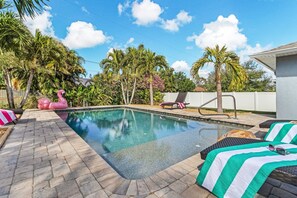 A heated pool - Heated Pool, Family Friendly, Outdoor Lounge - Shore Beats Working - Roelens (Cape Coral)