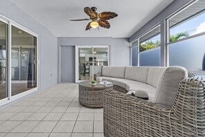 Smart TV - Heated Pool, Family Friendly, Outdoor Lounge - Shore Beats Working - Roelens (Cape Coral)