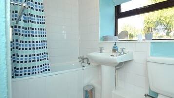 Mökki, 3 makuuhuonetta | Kylpyhuone | Pyyhkeet, vessapaperi