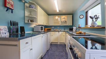 Cottage, 3 Bedrooms | Private kitchen