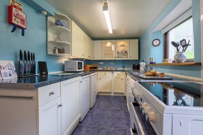 Cottage, 3 Bedrooms | Private kitchen | Fridge, microwave, oven, coffee/tea maker - Sylvie's Country Cottage (Bideford)
